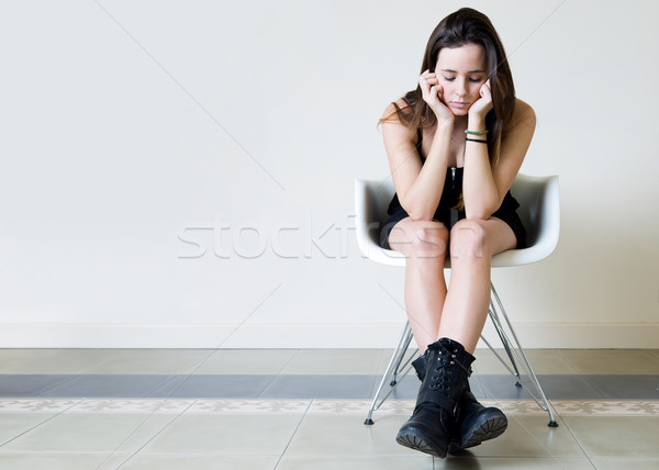 Depressief jonge vrouw vergadering home portret huis Stockfoto © nenetus