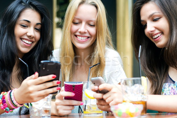 Stock fotó: Három · lányok · beszélget · okostelefonok · park · nők