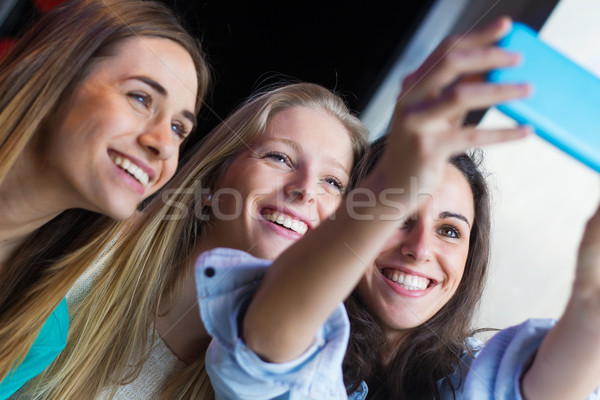 Három barátok elvesz fotók okostelefon bent Stock fotó © nenetus
