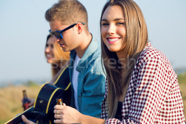 Stok fotoğraf: Portre · grup · arkadaşlar · oynama · gitar · içme