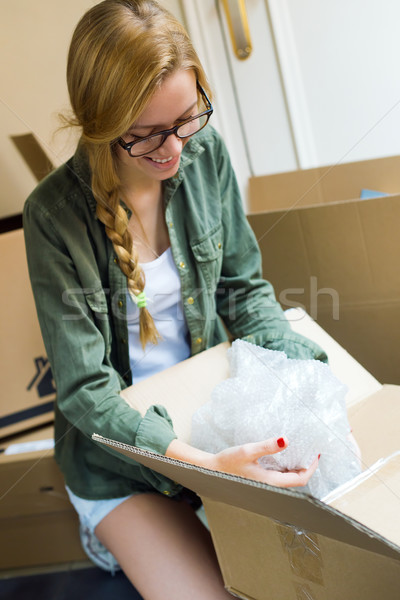 Jóvenes mujer hermosa movimiento nuevo hogar retrato casa Foto stock © nenetus