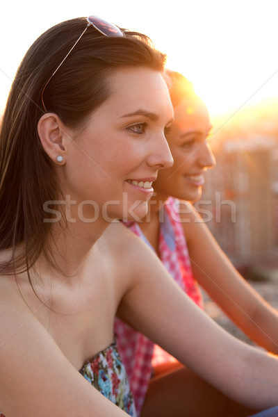 Ziemlich Mädchen Sitzung Dach Sonnenuntergang Freien Stock foto © nenetus