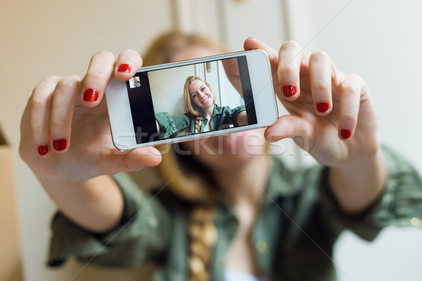 Fiatal gyönyörű nő elvesz okostelefon új portré Stock fotó © nenetus