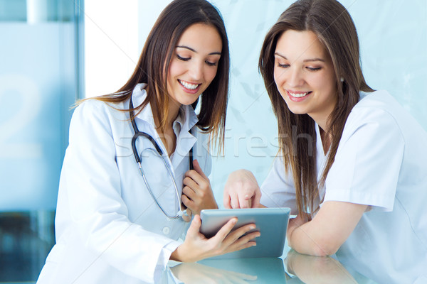 Médico enfermeira olhando algo digital comprimido Foto stock © nenetus