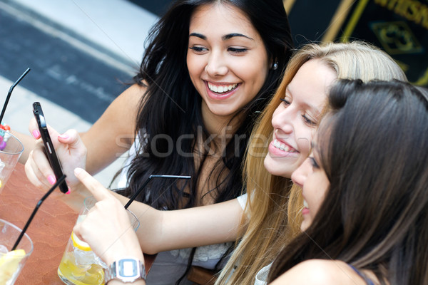 Freunde Smartphones Gruppe Mädchen Lächeln Stock foto © nenetus