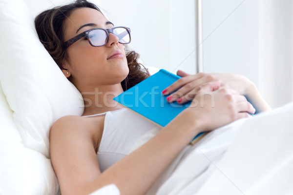 Stockfoto: Mooie · jonge · vrouw · slapen · lezen · boek · portret