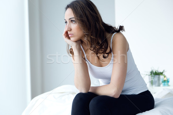Jeune femme souffrance insomnie lit portrait yeux [[stock_photo]] © nenetus