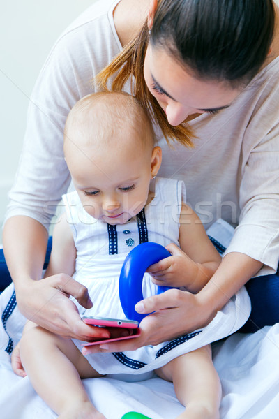 Moeder smartphone home portret vrouw Stockfoto © nenetus