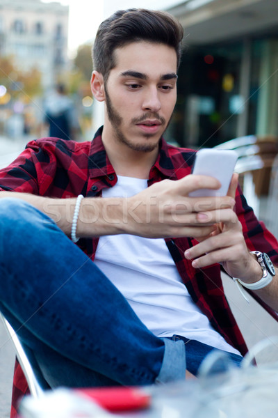 Genç cep telefonu kahvehane açık portre Stok fotoğraf © nenetus