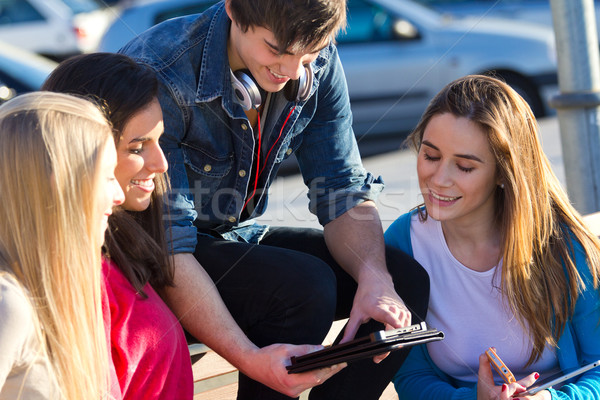 Studenten smartphones klasse groep vrouw Stockfoto © nenetus