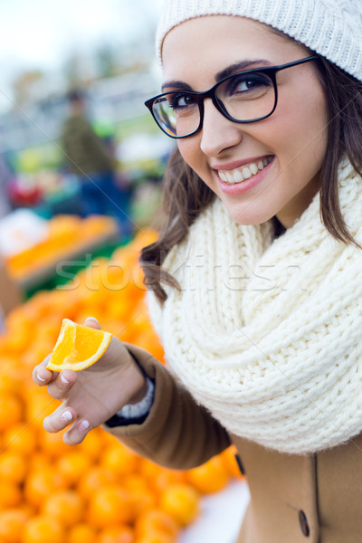 Foto d'archivio: Giovani · bella · donna · shopping · frutta · mercato · outdoor