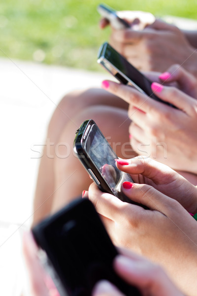 Vier meisjes smartphones handen park Stockfoto © nenetus