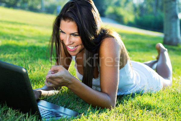 Portret mooie vrouw park laptop shot computer Stockfoto © nenetus