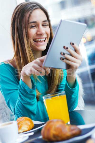 Mooie vrouw tablet ontbijt coffeeshop vrolijk Stockfoto © nenetus