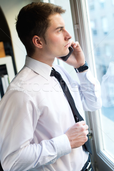 Jovem empresário telefone móvel escritório retrato negócio Foto stock © nenetus