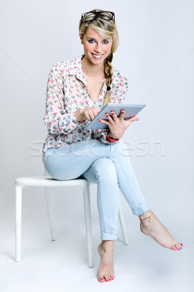 Jovem estudante menina digital comprimido olhando Foto stock © nenetus