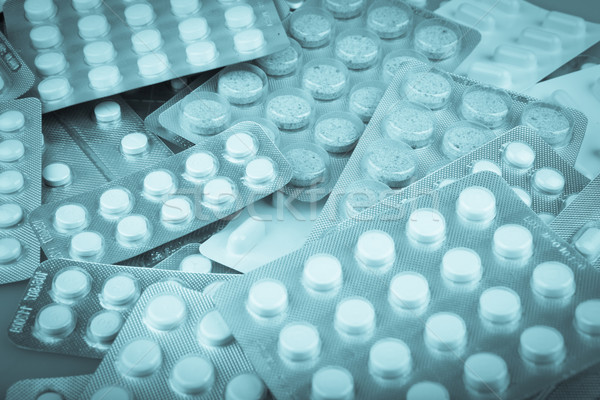Pastile medicină industrial laborator pilulă medicament Imagine de stoc © nenovbrothers