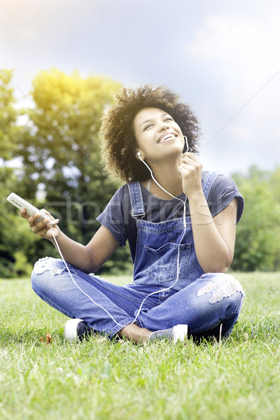 Foto stock: Jovem · ouvir · música · parque · relaxante · jovem · africano · americano