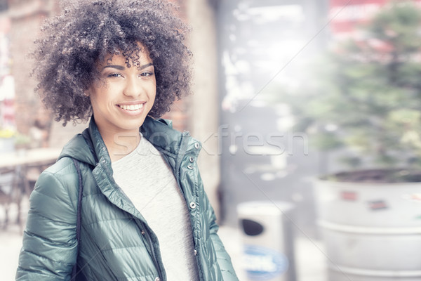 快樂 非裔美國人 女孩 年輕 女子面帶微笑 步行 商業照片 © NeonShot