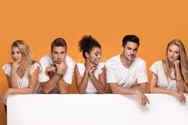 Cinci persoane prezinta alb gol bord grup Imagine de stoc © NeonShot