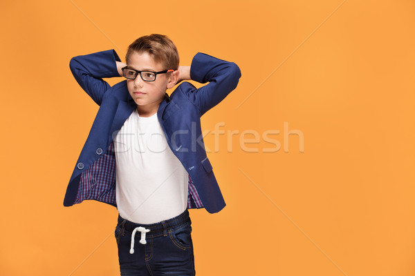 Weinig elegante man bril jongen poseren Stockfoto © NeonShot