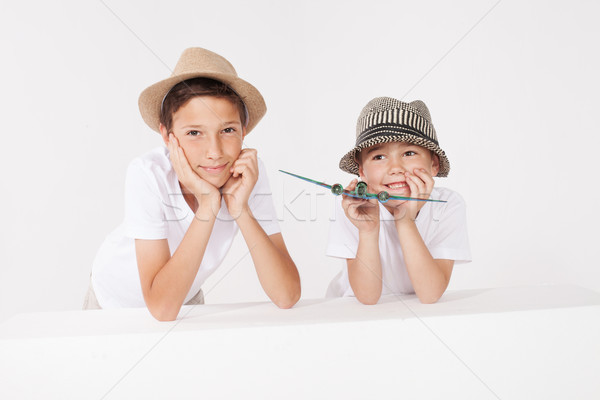 Foto stock: Dos · pequeño · hermanos · posando · juguete · sonriendo