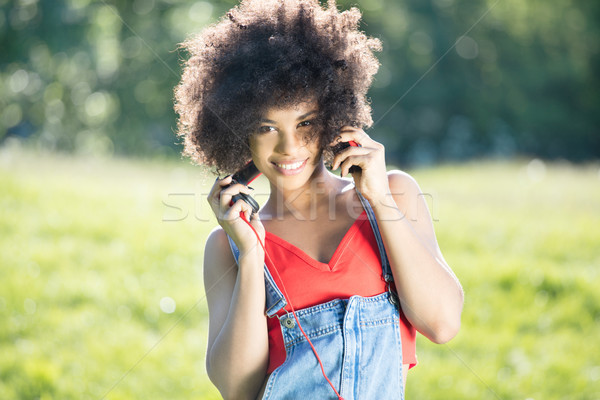 Foto stock: Africano · americano · menina · fones · de · ouvido · foto · jovem · sorridente
