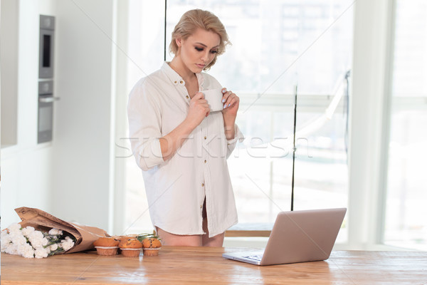 Freelancer vrouw werken home procede blond Stockfoto © NeonShot