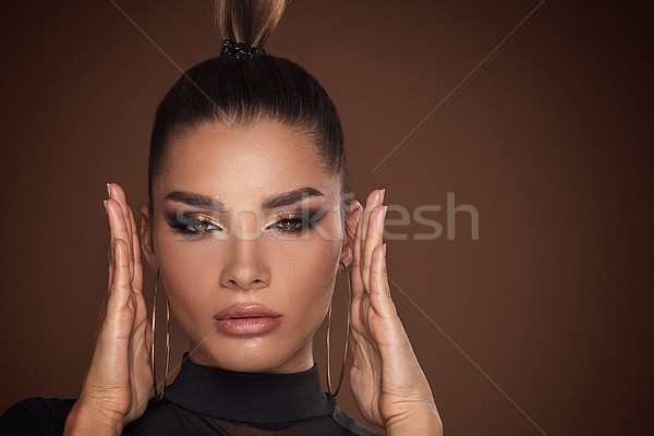 Twarz atrakcyjna kobieta złoty makijaż piękna portret Zdjęcia stock © NeonShot
