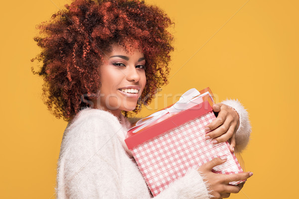 Afro meisje poseren geschenkdoos glimlachend mooie Stockfoto © NeonShot