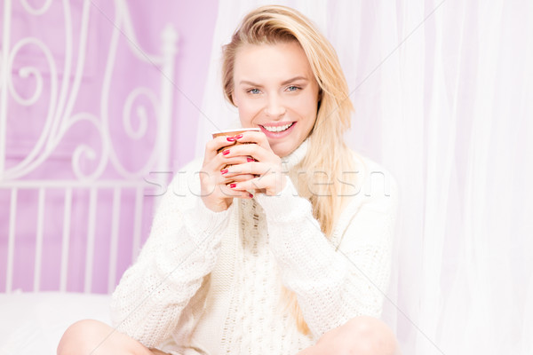 Gelukkig meisje beker thee gelukkig glimlachend mooie Stockfoto © NeonShot