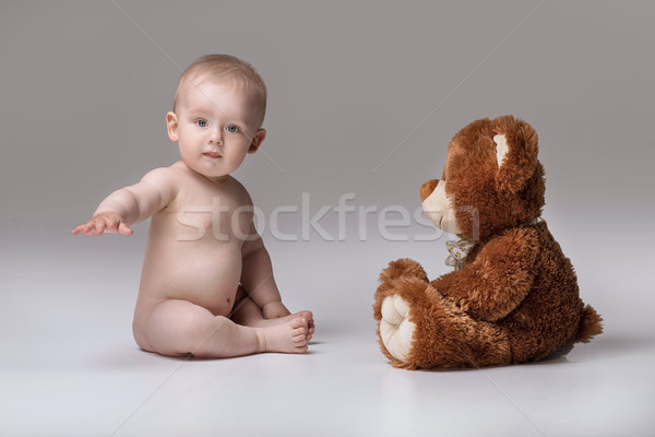 Wenig Baby Junge Teddybär spielen Studio Stock foto © NeonShot