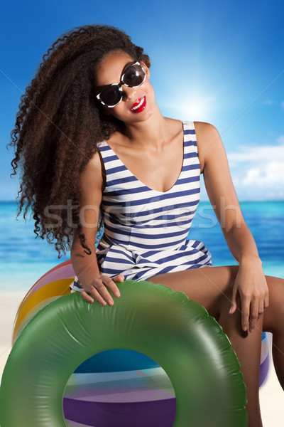 Boldog mosolygó nő pózol gyönyörű fiatal afroamerikai Stock fotó © NeonShot