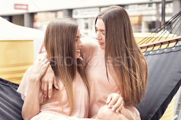 Doua frumos gemenii surorile timp împreună Imagine de stoc © NeonShot