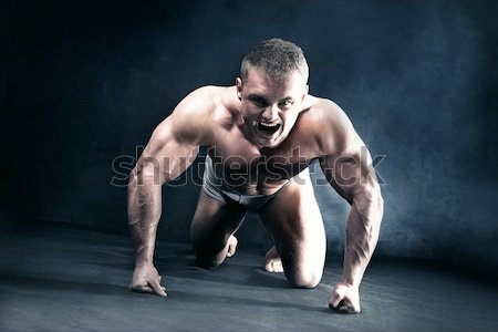 Corpo musculoso muscular zangado homem posando estúdio Foto stock © NeonShot