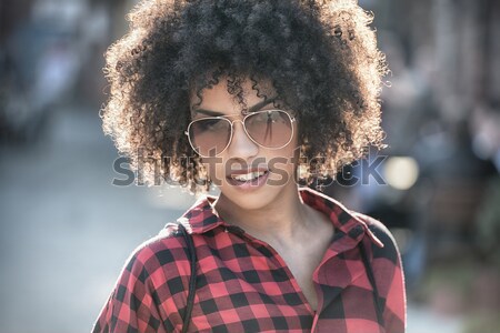 快樂 非裔美國人 女孩 年輕 女子面帶微笑 步行 商業照片 © NeonShot