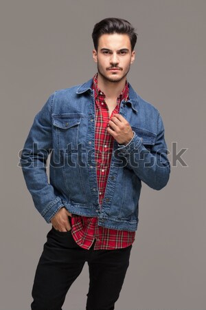 Guapo de moda hombre posando hombre guapo jeans Foto stock © NeonShot