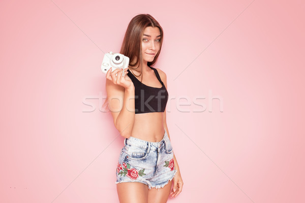 Fiatal divatos lány rózsaszín gyönyörű kaukázusi Stock fotó © NeonShot