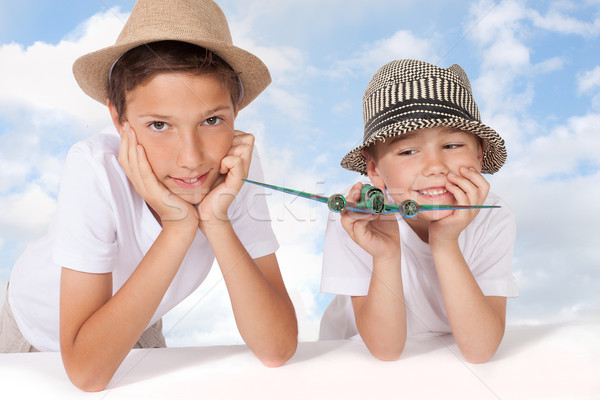 Foto stock: Dos · pequeño · hermanos · posando · cielo