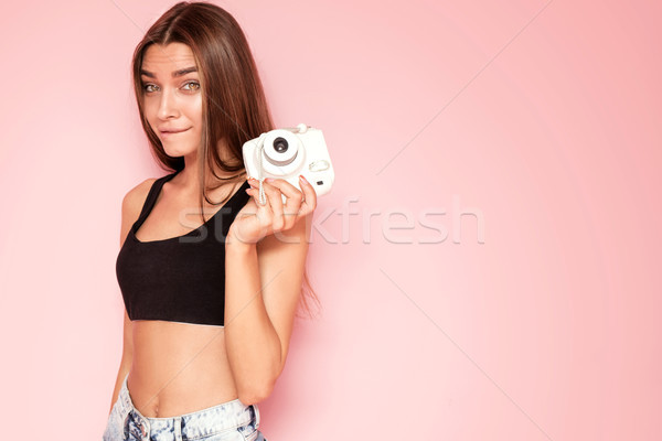 Fiatal divatos lány rózsaszín gyönyörű kaukázusi Stock fotó © NeonShot