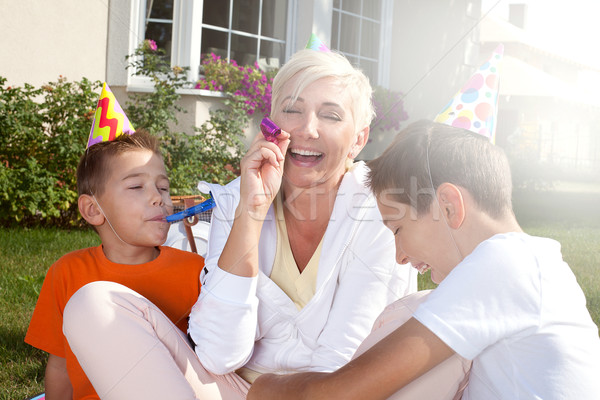 Familia fiesta de cumpleaños feliz madre jardín aire libre Foto stock © NeonShot