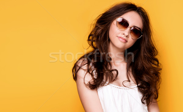 Tineri destul de fată prezinta galben bruneta Imagine de stoc © NeonShot