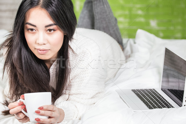 молодые азиатских женщину расслабляющая красивой кровать Сток-фото © NeonShot