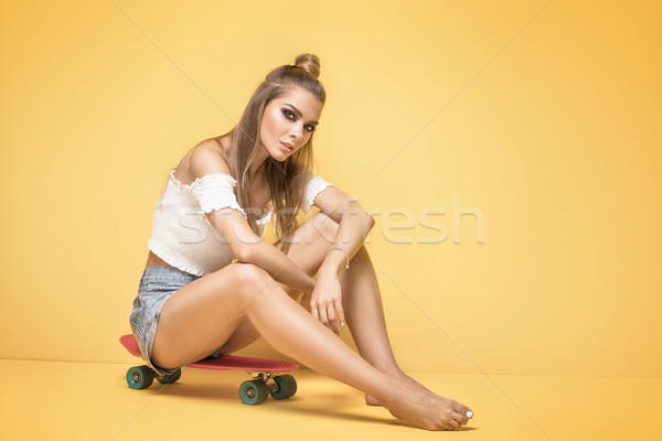 Trendy junge Mädchen Skateboard Frau Stock foto © NeonShot