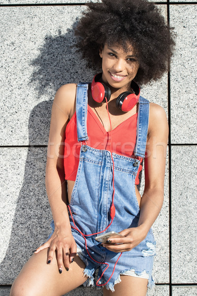 девушки афро мобильного телефона молодые афроамериканец наушники Сток-фото © NeonShot