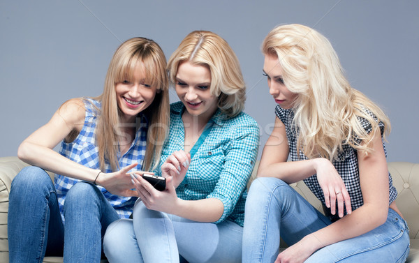 Tre ragazze smartphone giovani ragazza Foto d'archivio © NeonShot