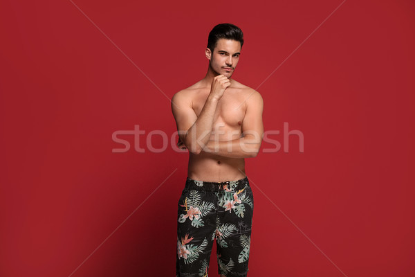 Barbat frumos prezinta topless muscular potrivi corp Imagine de stoc © NeonShot