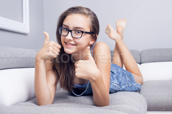 Jonge tienermeisje mooie glimlach glimlachend ontspannen Stockfoto © NeonShot