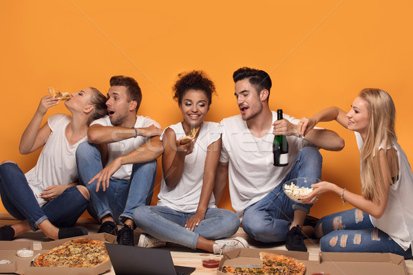 Emberek szórakozás eszik pizza csoport barátok Stock fotó © NeonShot
