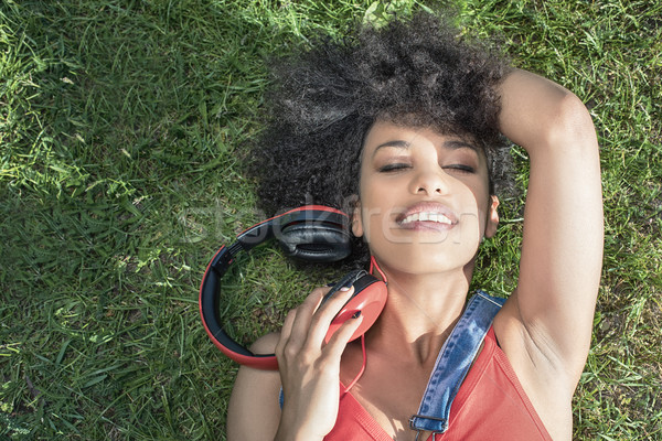 Afro-amerikaanse meisje hoofdtelefoon portret jonge glimlachend Stockfoto © NeonShot